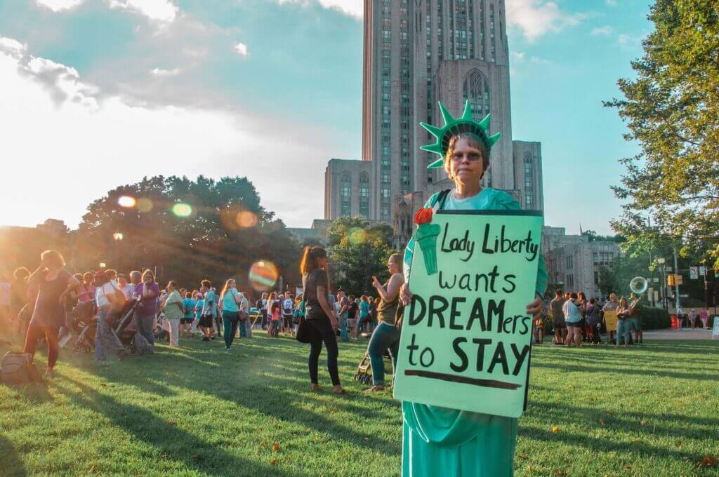 Mujer en manifestación protegiendo al programa daca 2022.